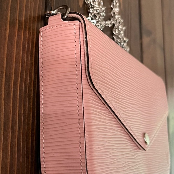 EUC Louis Vuitton Epi Pochette Felice. Rose Ballerine. Silver removeable chain. - Picture 4 of 16